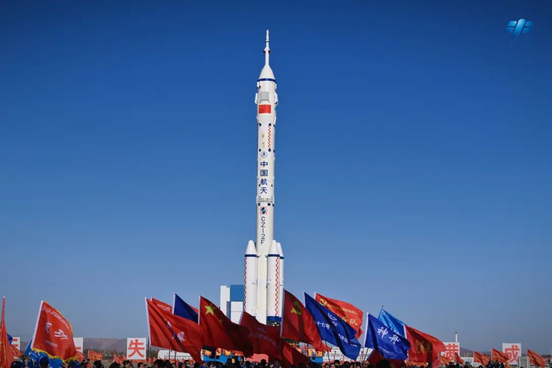 嫦娥六号任务器箭组合体完成垂直转运 计划5月初择机发射
