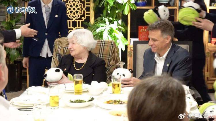 海报丨中外媒体驳“中国产能过剩”：虚伪且短视 令人厌倦