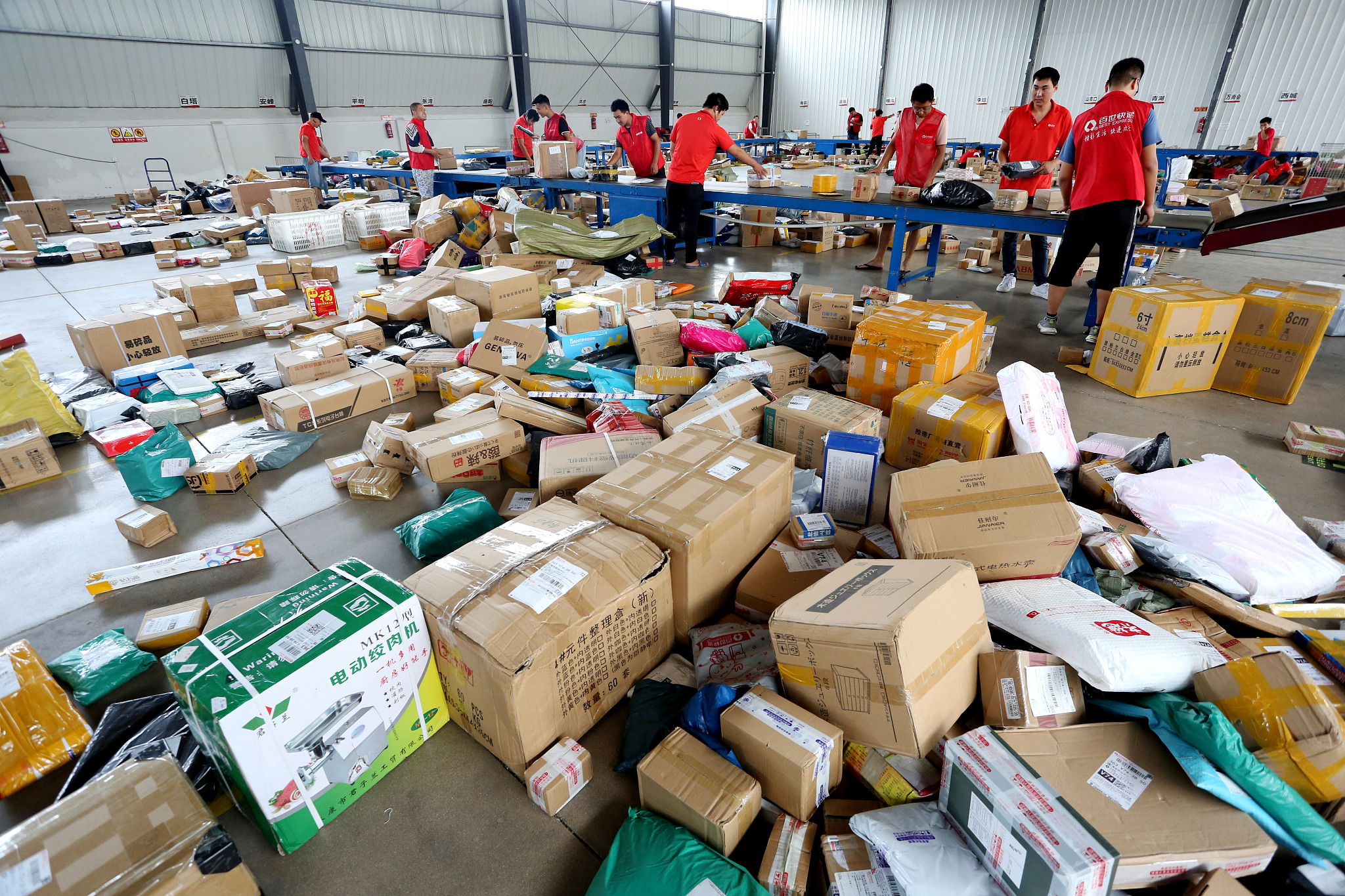 上半年全国快递业务量突破800亿件