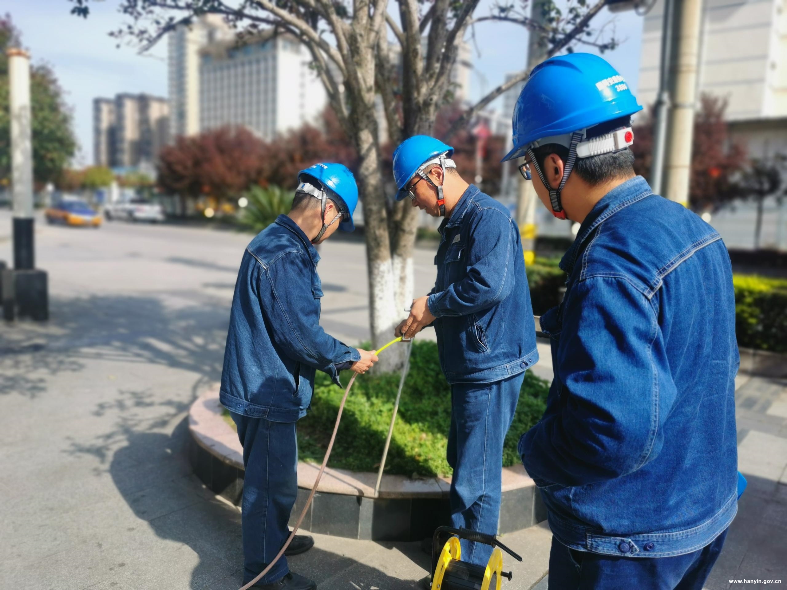 国铁西安局：全力护航暑运 确保供电线路“零缺陷”