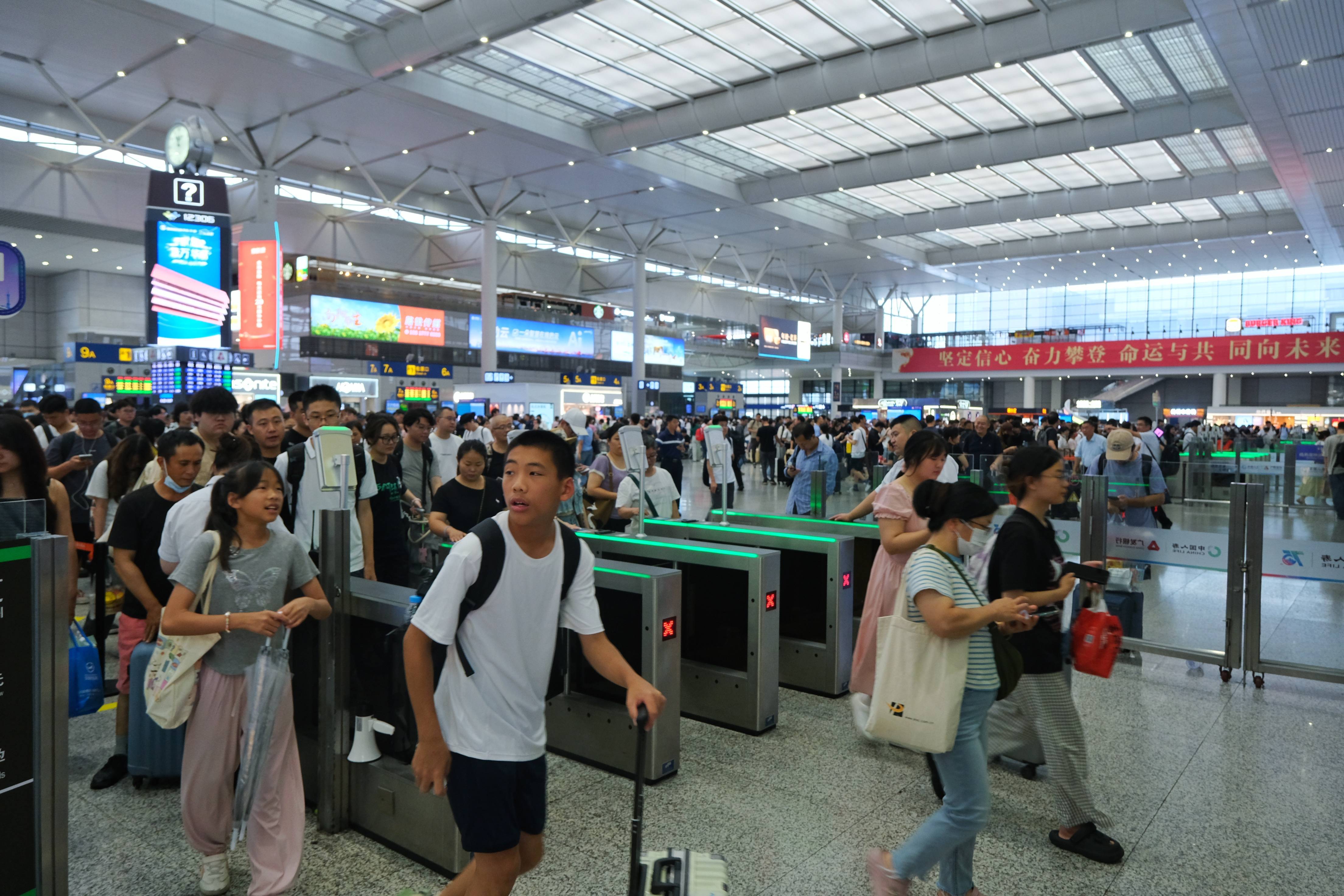 暑运期间732.8万人次自上海两大机场口岸出入境